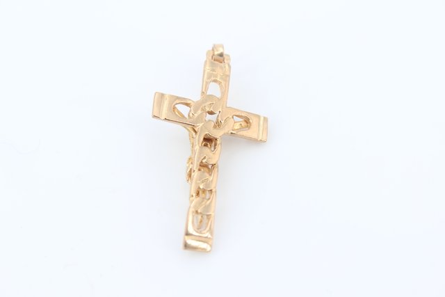 Crucifijo Barbado de oro 18k, 5,93gr. Ref. G-092.