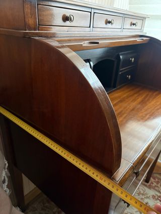 Escritorio clásico de madera con cajones