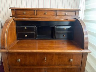 Escritorio clásico de madera con cajones