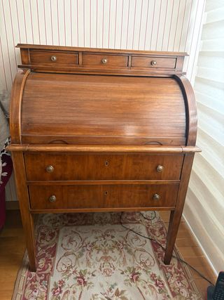 Escritorio clásico de madera con cajones