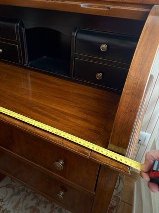 Escritorio clásico de madera con cajones