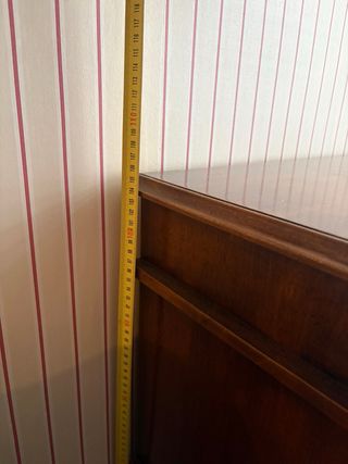 Escritorio clásico de madera con cajones