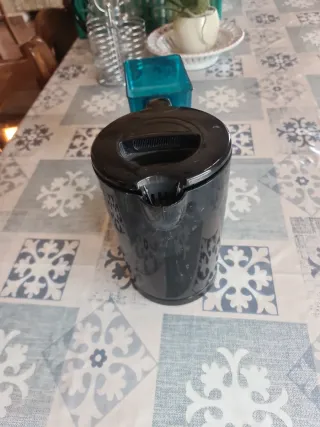 Bilancia da cucina blu con ciotola e bollitore ele