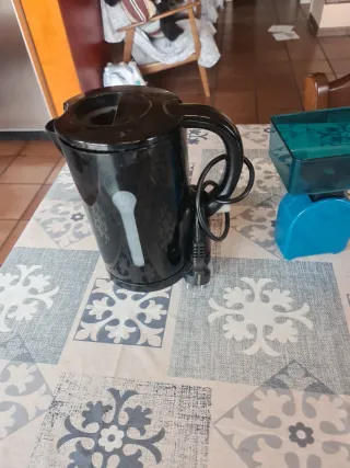 Bilancia da cucina blu con ciotola e bollitore ele