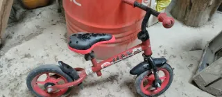 Bicicleta sin pedales roja