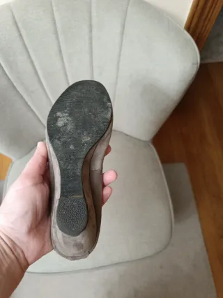 Zapatos planos beige con pompón