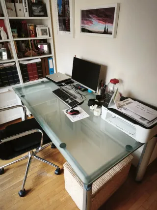 Mesa de cristal y metal grande