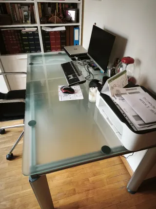 Mesa de cristal y metal grande
