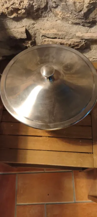 Zuppiera Alessi in acciaio.