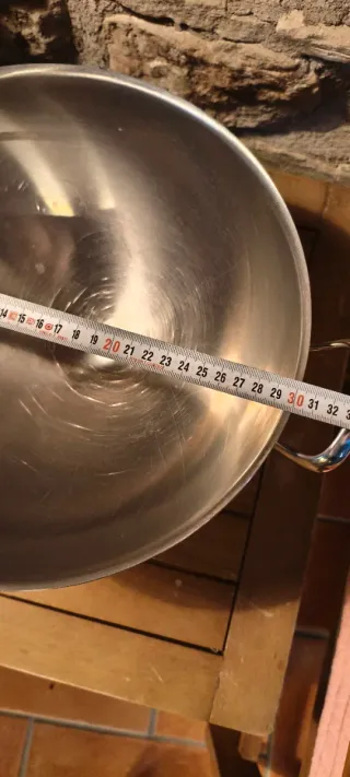 Zuppiera Alessi in acciaio.