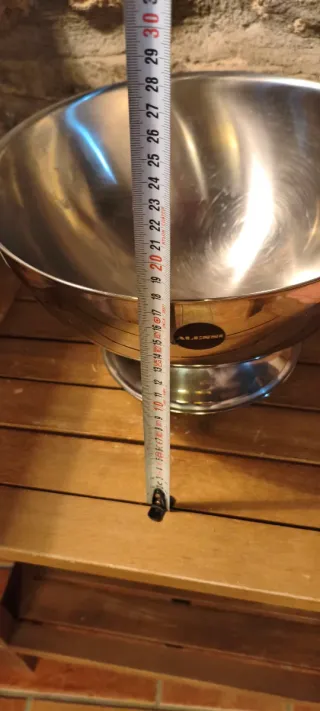 Zuppiera Alessi in acciaio.