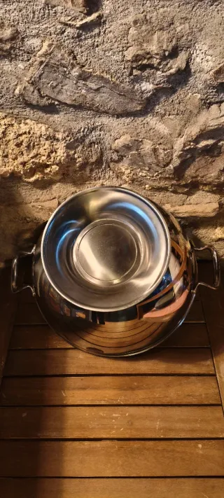 Zuppiera Alessi in acciaio.