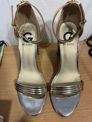 Tacones Guess Dorados y Plateados