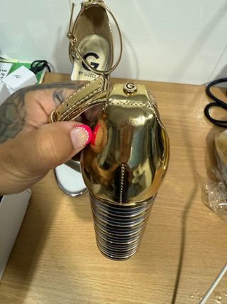 Tacones Guess Dorados y Plateados