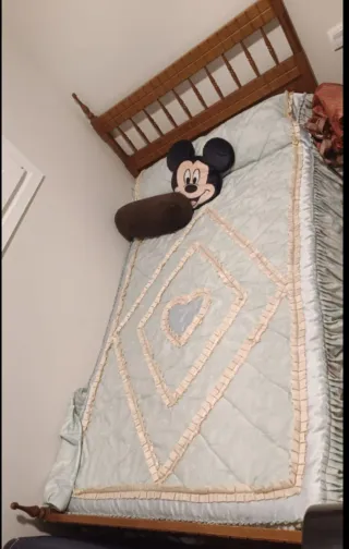 Cama de madera, colchón, somier