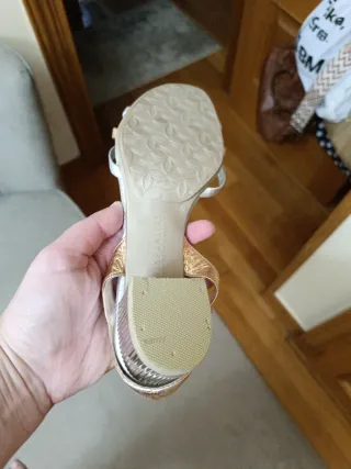 Sandalias doradas y plateadas