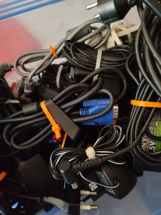 Cables y adaptadores varios