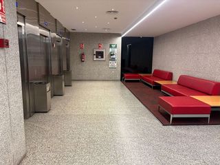 Oficina en alquiler en La Buhaira en Sevilla