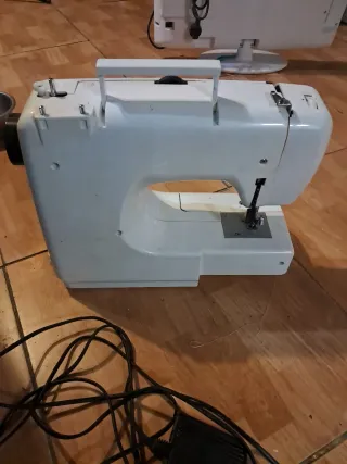Máquina de coser Lervia
