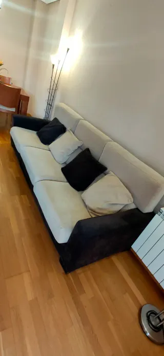 Sofá grande en perfecto con puff