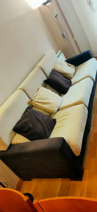 Sofá grande en perfecto con puff