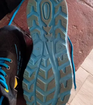 Scarpe antinfortunistiche nere e blu