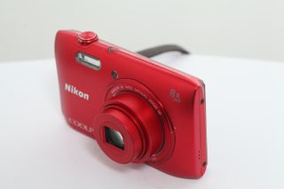 Cámara Nikon Coolpix S3600 Roja 20MP