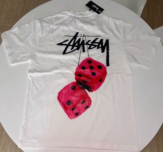 Camiseta Stussy blanca con dados rojos