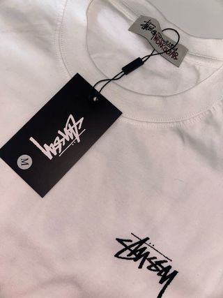 Camiseta Stussy blanca con dados rojos