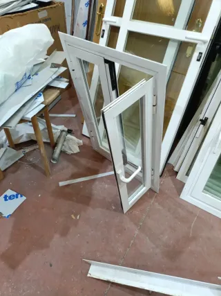 Ventana abatible de aluminio