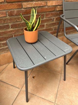 Conjunto Hesperide: 2 sillas con reposapies y mesa