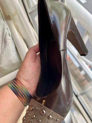 Tacones marrones Si by Sinela con tachuelas