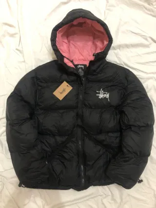 Puffer Stüssy nero e rosa