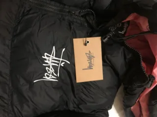 Puffer Stüssy nero e rosa
