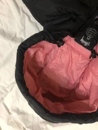 Puffer Stüssy nero e rosa