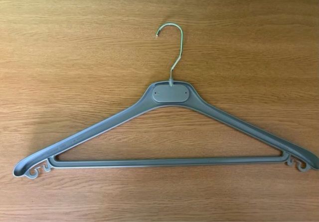 20 perchas de plástico grises