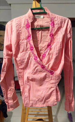 Camisa cruzada rosa bordada