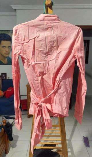 Camisa cruzada rosa bordada