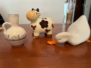 Lote figuras cerámica: pato, vaca y jarrón