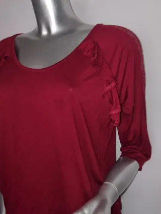 Blusa roja vino con volantes y encajes.