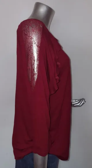 Blusa roja vino con volantes y encajes.