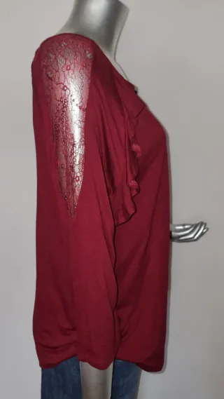 Blusa roja vino con volantes y encajes.