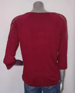 Blusa roja vino con volantes y encajes.