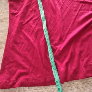 Blusa roja vino con volantes y encajes.