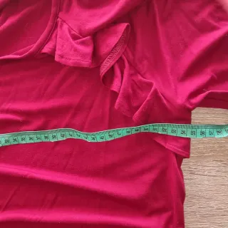 Blusa roja vino con volantes y encajes.