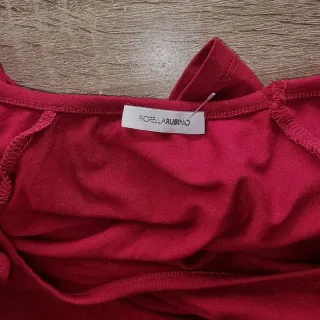 Blusa roja vino con volantes y encajes.