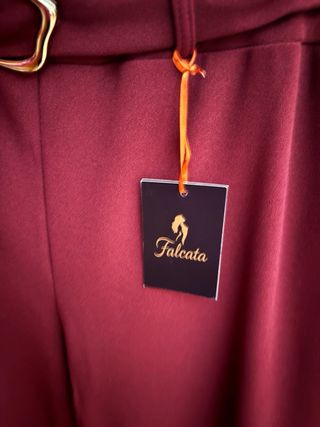 Pantalón Falcata burdeo detalle dorado en cintura