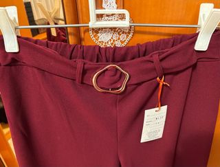 Pantalón Falcata burdeo detalle dorado en cintura