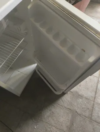 Nevera pequeña blanca