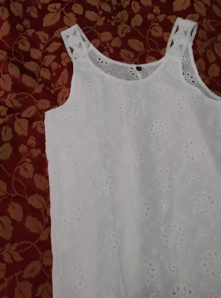 Blusa blanca bordada chica